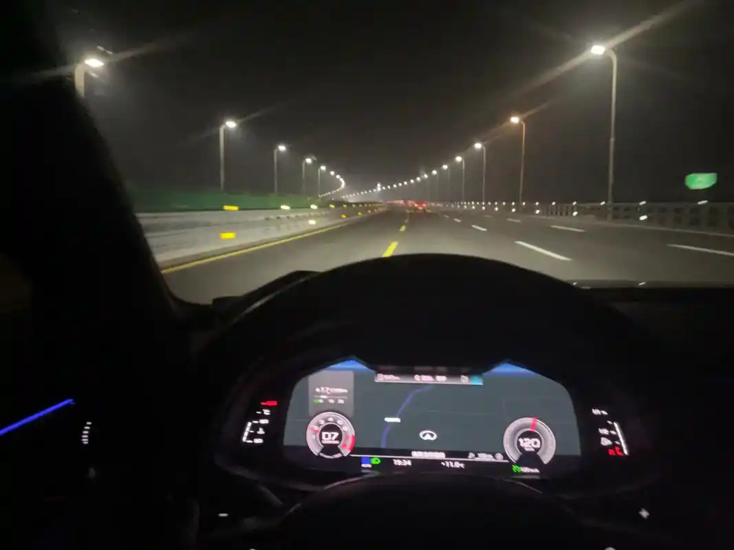 喜欢夜晚一个人开车 听着音乐放空自己,享受着这份孤独和自由.