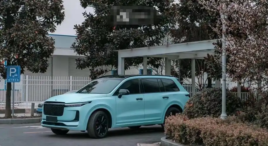 理想one改色冰川蓝清爽的感觉油然而生