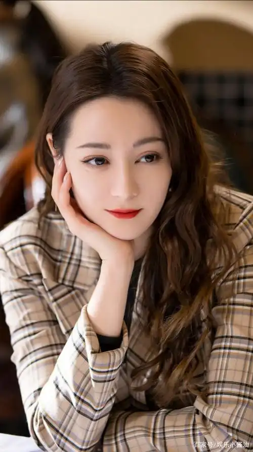 《幸福触手可及》迪丽热巴库存美照大放送,烈焰红唇美到极致!