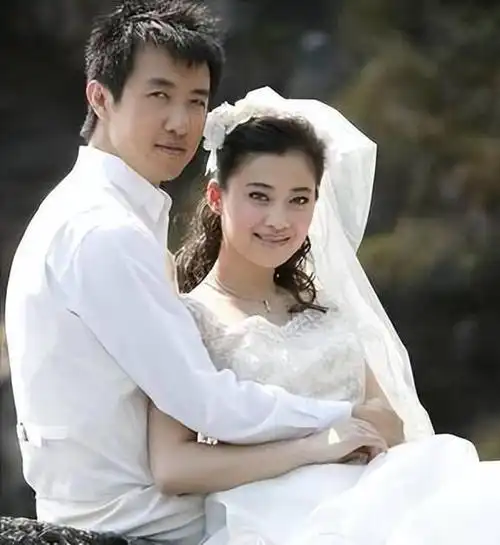 梅婷:婚后6年,拿400万养不熟一位"白眼狼",二婚嫁大11岁曾剑