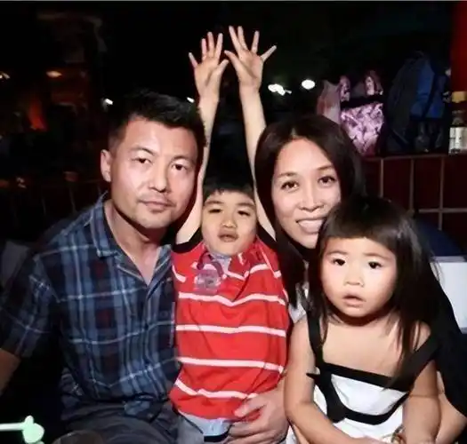 那英前夫高峰罕见露面,51岁身材发福显憔悴,开足球俱乐部维生_网友