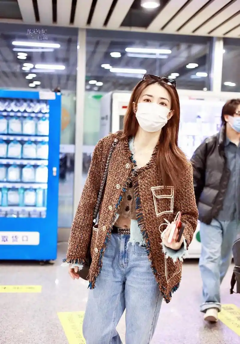 徐璐机场街拍,小香风外套隐隐露出小蛮腰