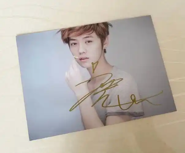 鹿晗[超话]# 整理到一张小鹿的亲笔签名照~.