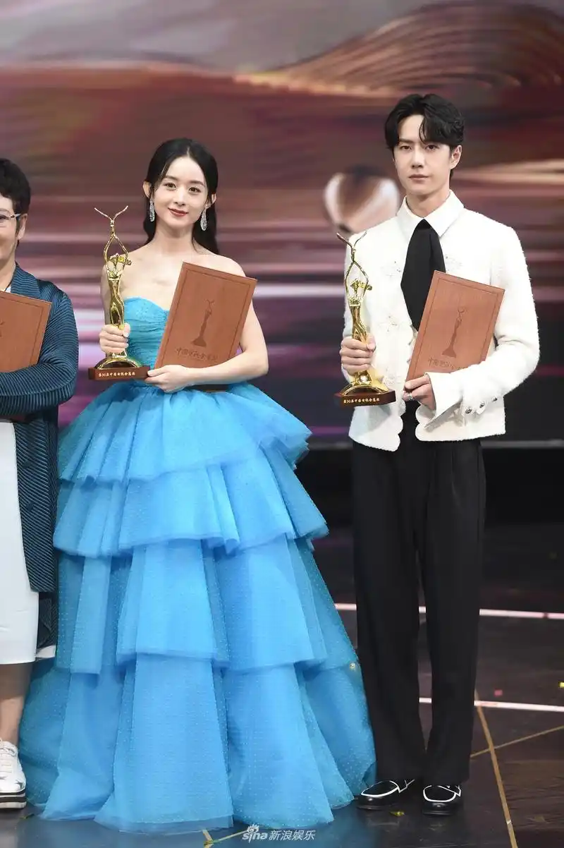 组图:金鹰奖获奖者群访 王一博感谢支持赵丽颖称将尝试不同角色