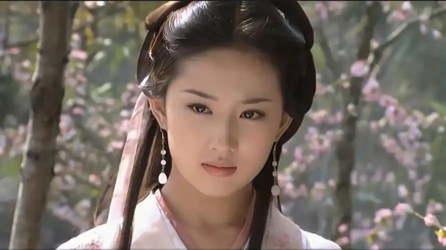 天龙八部:15岁的刘亦菲出演王语嫣,原来金庸先生有过这样的评价