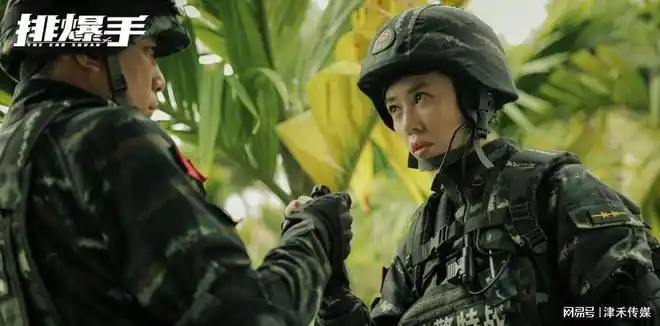 从《战狼》的龙小云到《排爆手》的萧凌,"军旅女神"余男不断地挑战