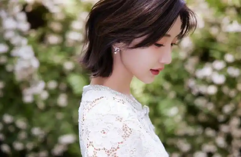 毛晓彤着蕾丝镂空裙温婉大方 腰身纤细宛如花仙子_魅力_气质_身材