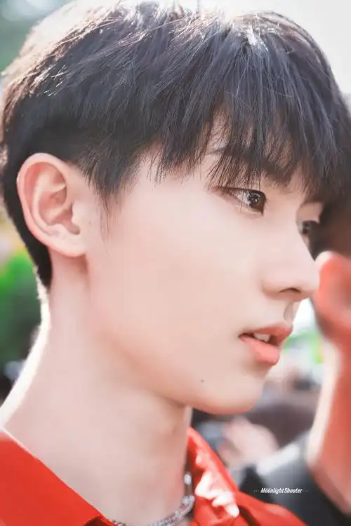 时代少年团侧颜杀#马嘉祺侧颜杀合集精致轮廓 线条清晰,侧颜绝杀!