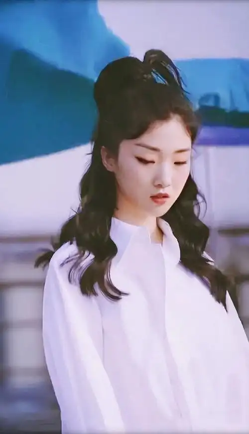 yamy郭颖是火箭少女101的队长,因为长了一张不太符合主流审美的脸