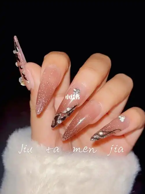 新设计的美甲款式