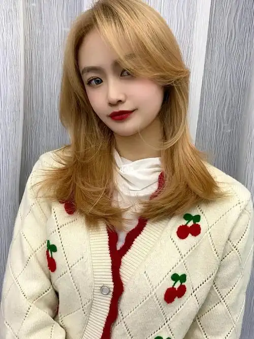 黄头发_发型_发色_显白_万达广场攻略_夏天去哪玩_夏季显白发色推荐