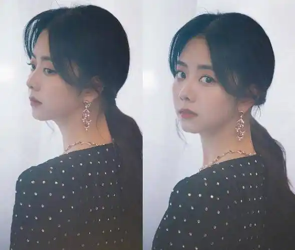 谭松韵扎着低马尾的造型也是超和顺了,八字刘海非常好的润色了脸型