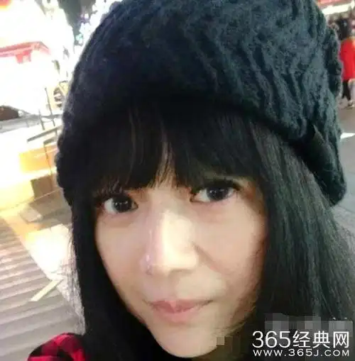 如今儿女成年的曾哲贞,由于保养得当依旧美丽如初,看起来依旧超级