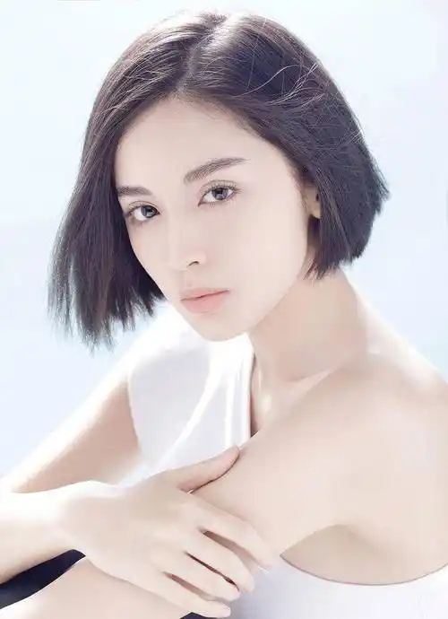 古力娜扎:自然裸妆,香肩半露,短发飘逸的造型成为时尚标杆_审美_风格