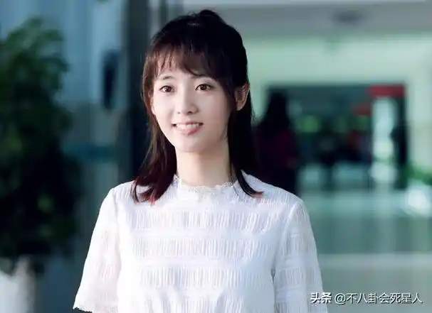 比如十八线女星邢菲,出演青春偶像剧,自己状态不佳,就靠后期p掉了眼袋