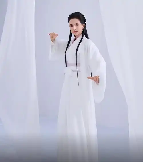 李若彤还原27年前小龙女造型,视频中她一袭白衣,化好了妆容之后直接