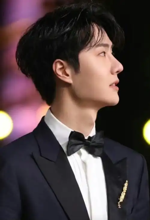 gq镜头下的王一博侧颜##王一博gq众星揽月大片