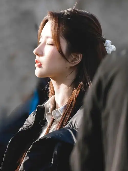 绝美侧颜刘些宁