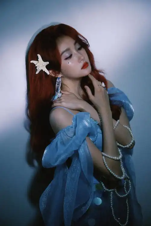 关晓彤人鱼亮片妆##关晓彤红发小美人鱼