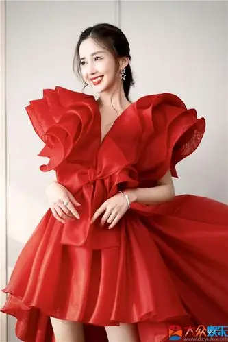 陈欣予仙女裙出席时尚活动明艳动人长腿吸晴