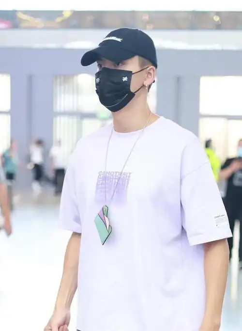 陈伟霆穿百元t都这么帅,身材就是衣架,偏分油头没几个人能驾驭|t恤