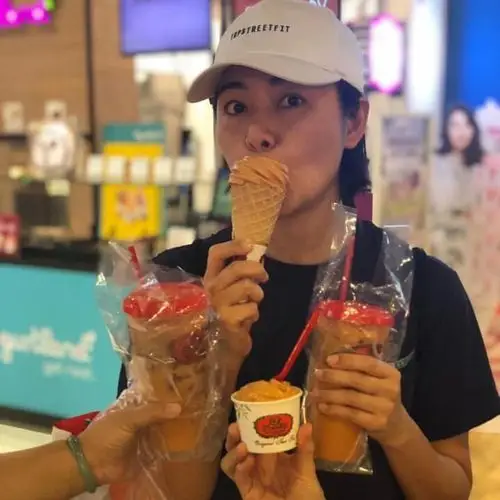 幸福肥!47岁蒙嘉慧开直播露肚腩,老公郑伊健支持,吸引20万人看