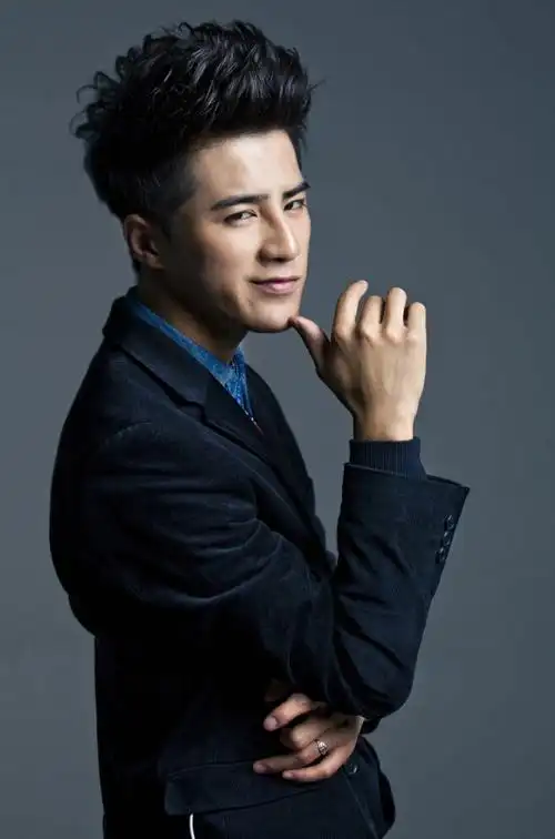 中国内地男歌手,演员,毕业于北京现代音乐研修学院流行演唱学院