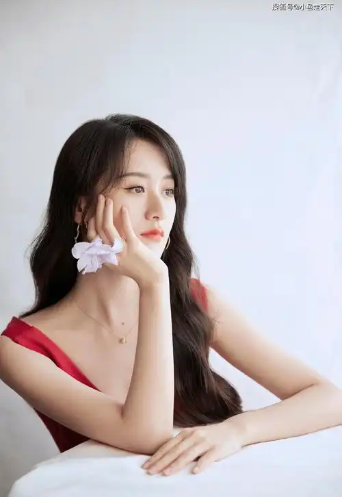 袁冰妍大红礼服甜美笑容写真