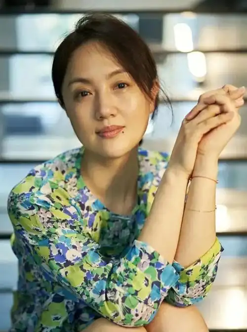 《潜伏》爆火之后,有人问朱媛媛是否后悔,她只是从容地回答了一句:每