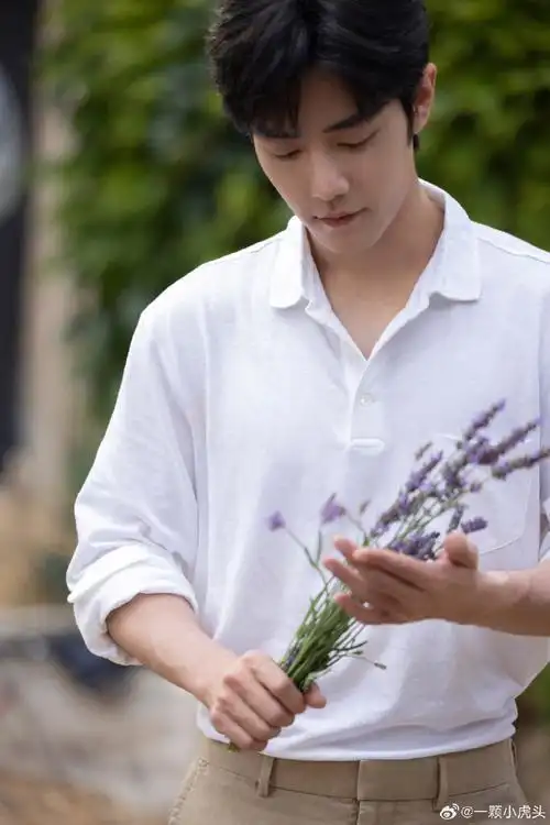 自己的产品在照片的角落里还被代言人手挡住,最后干脆不放产品了#肖战