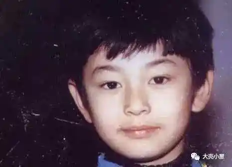 小海绵正面照曝光黄晓明微博怒斥,网友最关注的点却跑偏