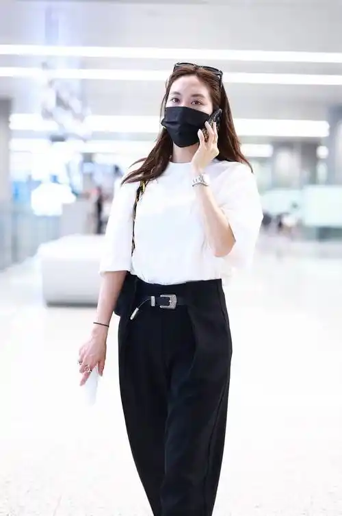 王霏霏现身上海机场身着白t黑裤简约低调
