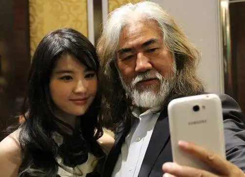 刘亦菲与张纪中玩自拍 戴一亿珠宝惊艳亮相