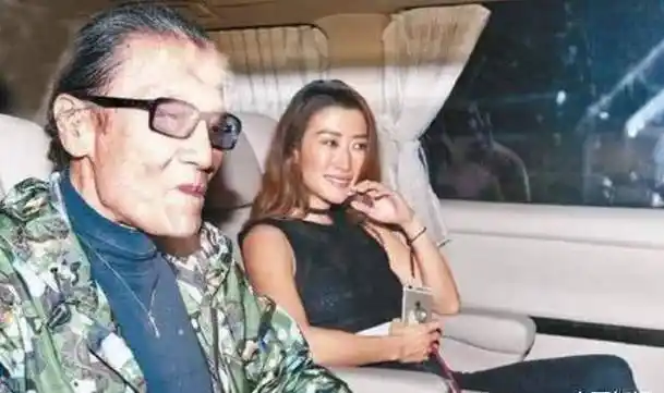 谢贤最新近照意气风发,一身白衣健硕又帅,与女友复合笑得很欢乐_coco