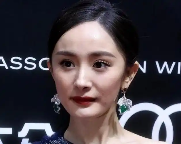 皮肤黑,满脸痘,卡粉,明星生图让我们看见人间真实