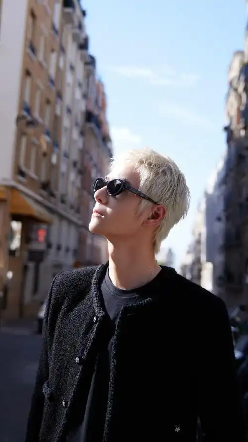 王一博白金狼尾街拍##王一博白色短发##王一博