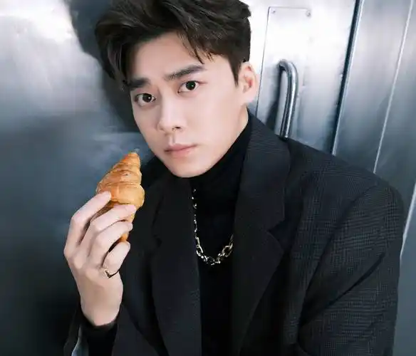 李易峰胶片感厨房大片释出 氛围感拉满_prada