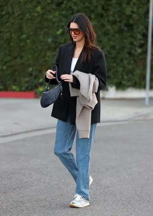 今年春季,银色运动鞋成为了时尚界的新宠,它们不仅舒适实用,还带有