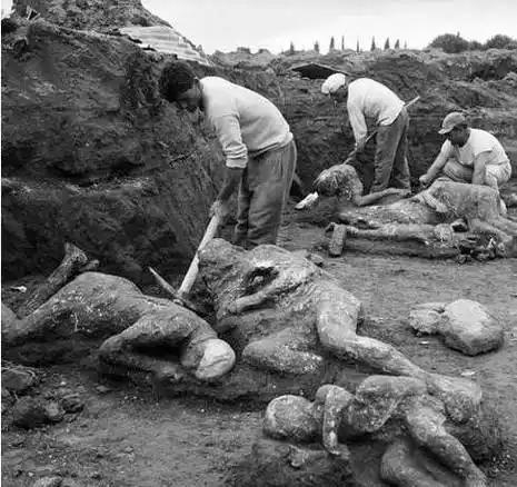 1746位村民夜晚死亡,目击者描述:空气中曾弥漫着恶心的气味