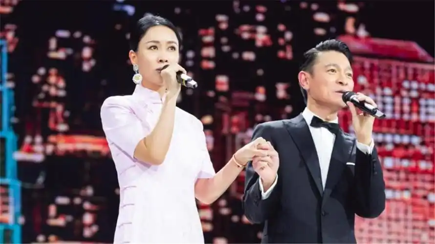 那英刘德华24年后再牵手,经典翻唱《东方之珠》,忍不住感动落泪