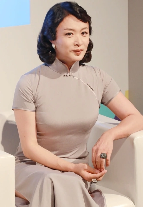 金星突破自己大胆尝试"旗袍",本以为不合适,结果却让我看傻眼