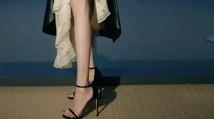 杨幂的鞋柜之一字带凉鞋