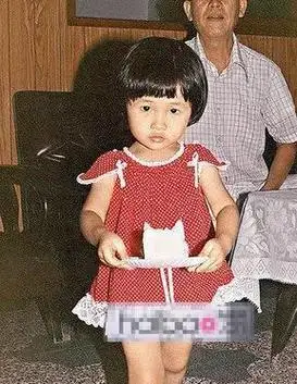 然而,这种看似优越的生活并未赋予她一个快乐的童年.