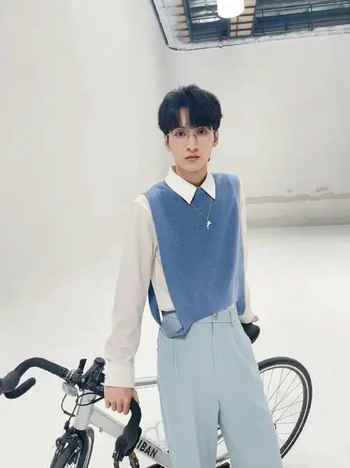 严浩翔银边眼镜造型##严浩翔骑自行车随拍