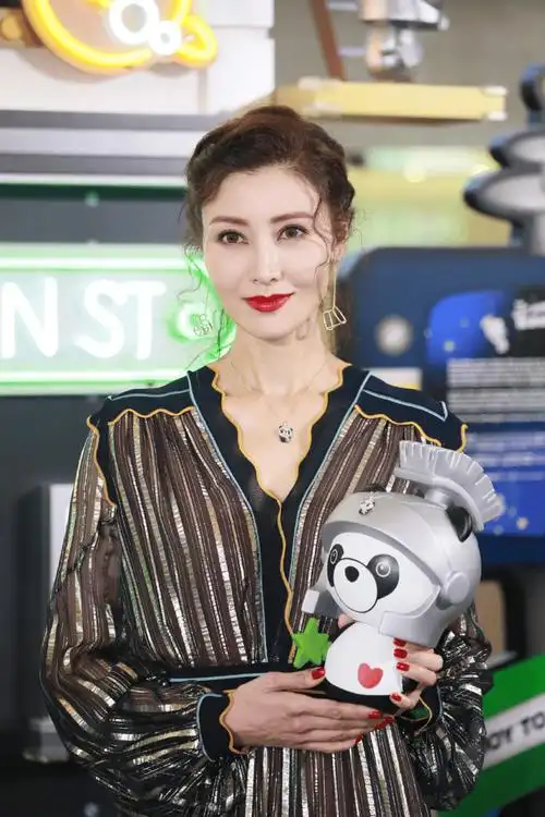 李嘉欣穿长款连衣裙出席活动,造型优雅贵气,53岁皮肤状态真好