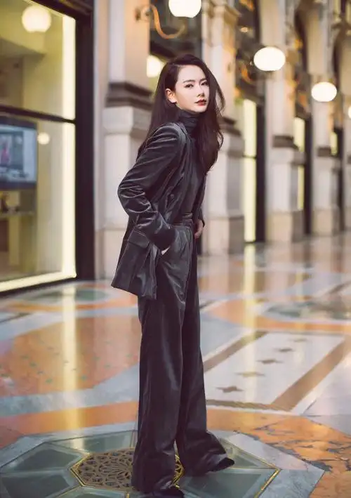 戚薇亮相米兰时装周 西装女王帅气温柔