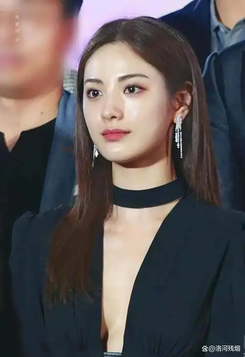 林珍娜是一位备受关注的韩国歌手和演员,以其出色的演技,迷人的颜值和