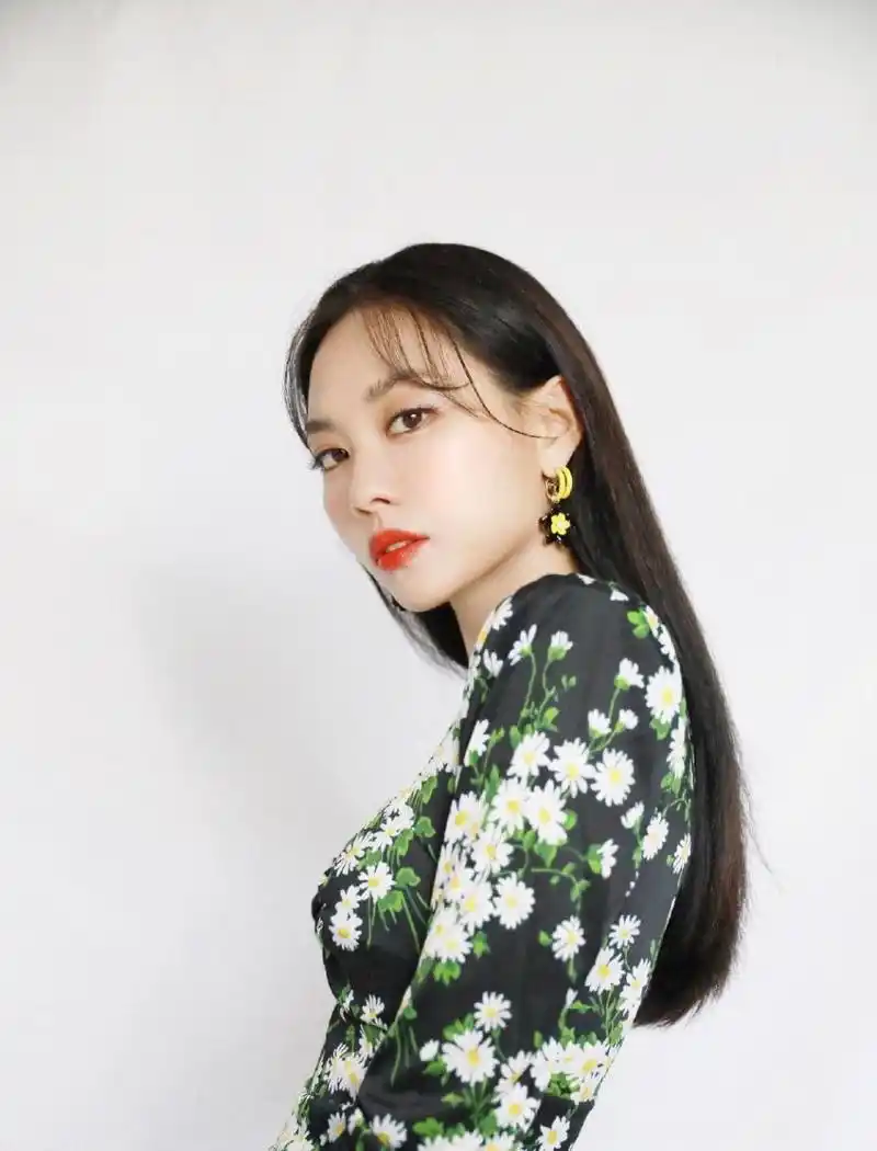 王霏霏小清新雏菊连衣裙性感写真