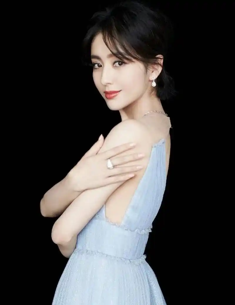 佟丽娅到底有多美?穿淡蓝纱裙宛若冰雪女王,生图依旧能打