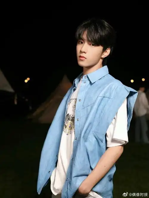 刘耀文蓝色马甲造型##刘耀文四宫格库存照